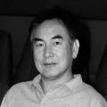 高耸白嫩的乳峰